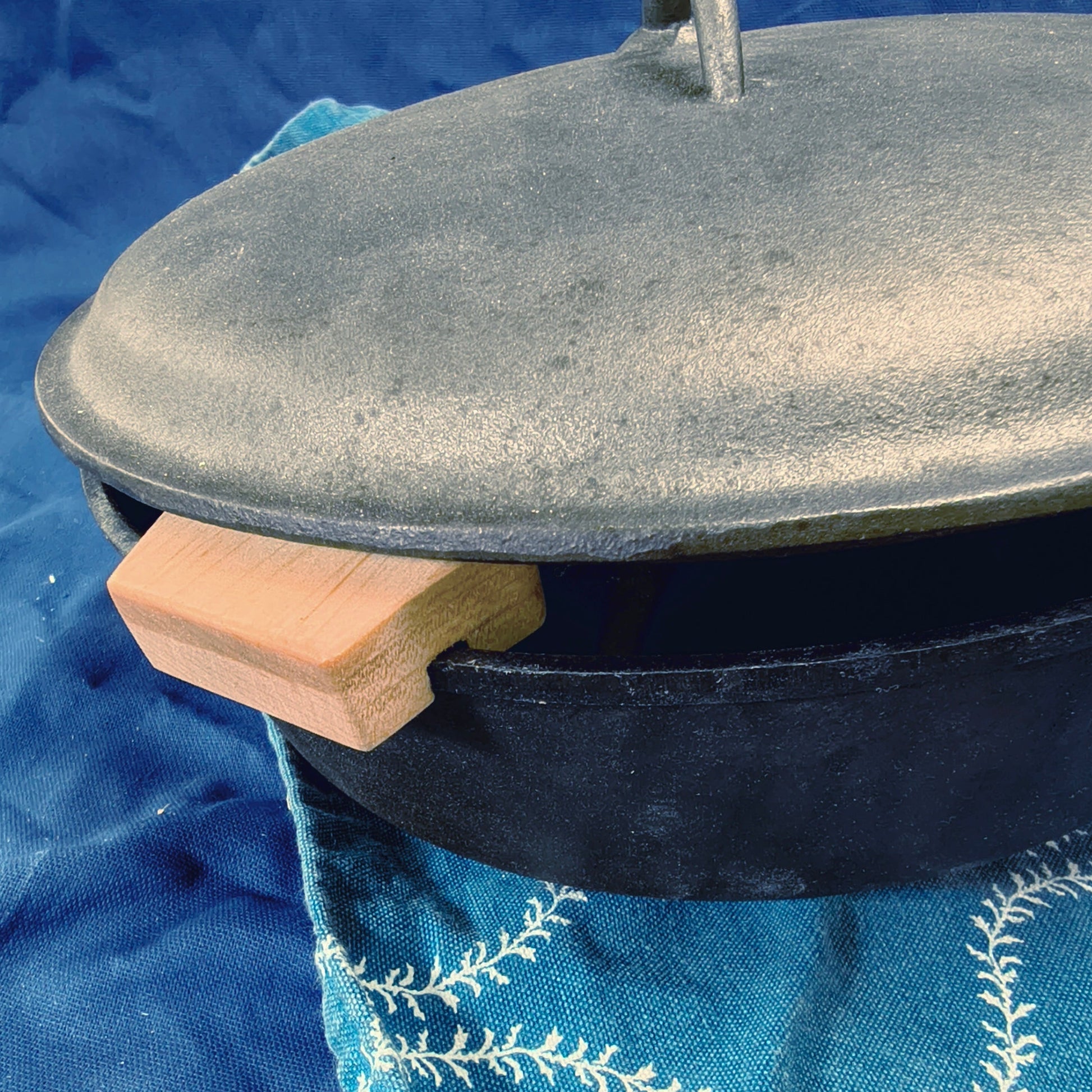 Maple Wood Lid Lifter – Multi-Purpose Pot Lid Holder & Steam Release Tool | Utensil Rest | Natural Finish | Kitchen Tool